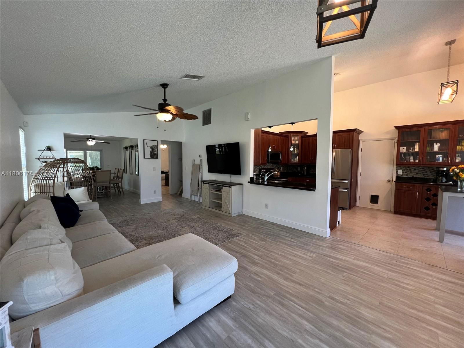 Real estate property located at 13570 10th Pl, Broward, Family Homes, Davie, FL