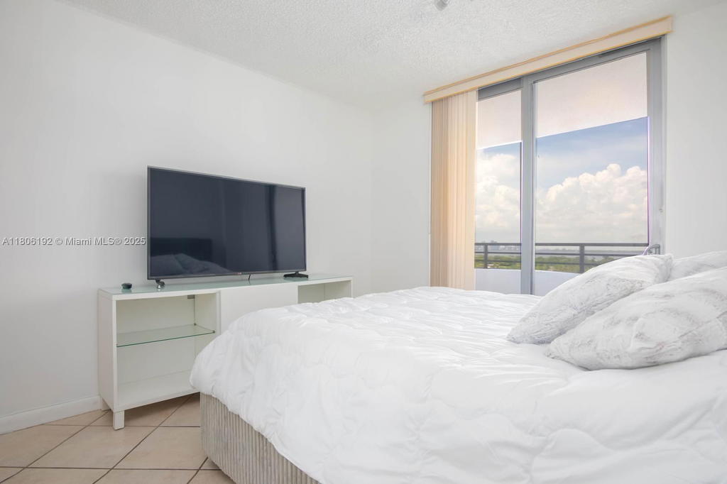 Real estate property located at 5555 Collins Ave #14U, Miami-dade, Oceanside Plaza Condo, Miami Beach, FL