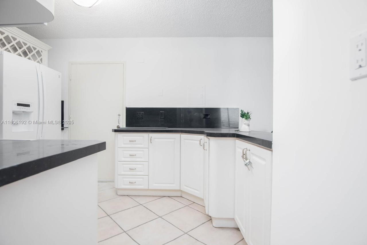 Real estate property located at 5555 Collins Ave #14U, Miami-dade, Oceanside Plaza Condo, Miami Beach, FL