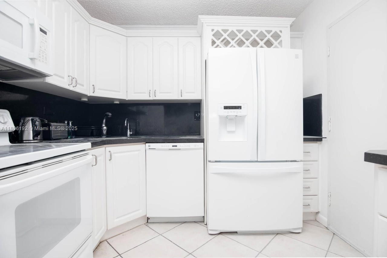 Real estate property located at 5555 Collins Ave #14U, Miami-dade, Oceanside Plaza Condo, Miami Beach, FL