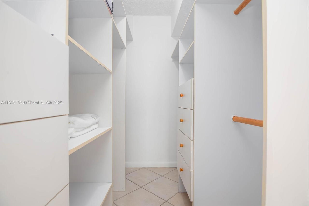 Real estate property located at 5555 Collins Ave #14U, Miami-dade, Oceanside Plaza Condo, Miami Beach, FL