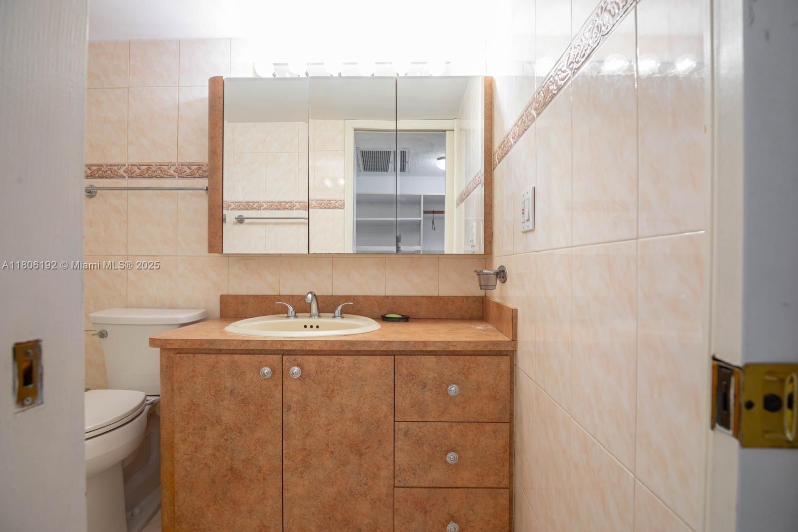 Real estate property located at 5555 Collins Ave #14U, Miami-dade, Oceanside Plaza Condo, Miami Beach, FL