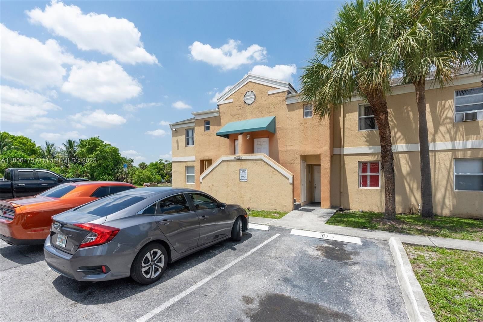 Real estate property located at 2401 56th Ave #3-202, Broward, Villas At Circles Edge Co, Lauderhill, FL