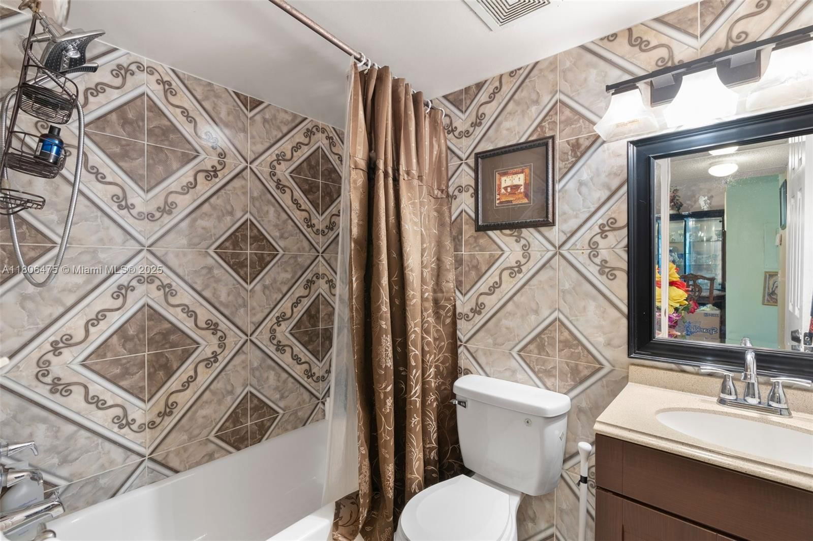 Real estate property located at 2401 56th Ave #3-202, Broward, Villas At Circles Edge Co, Lauderhill, FL