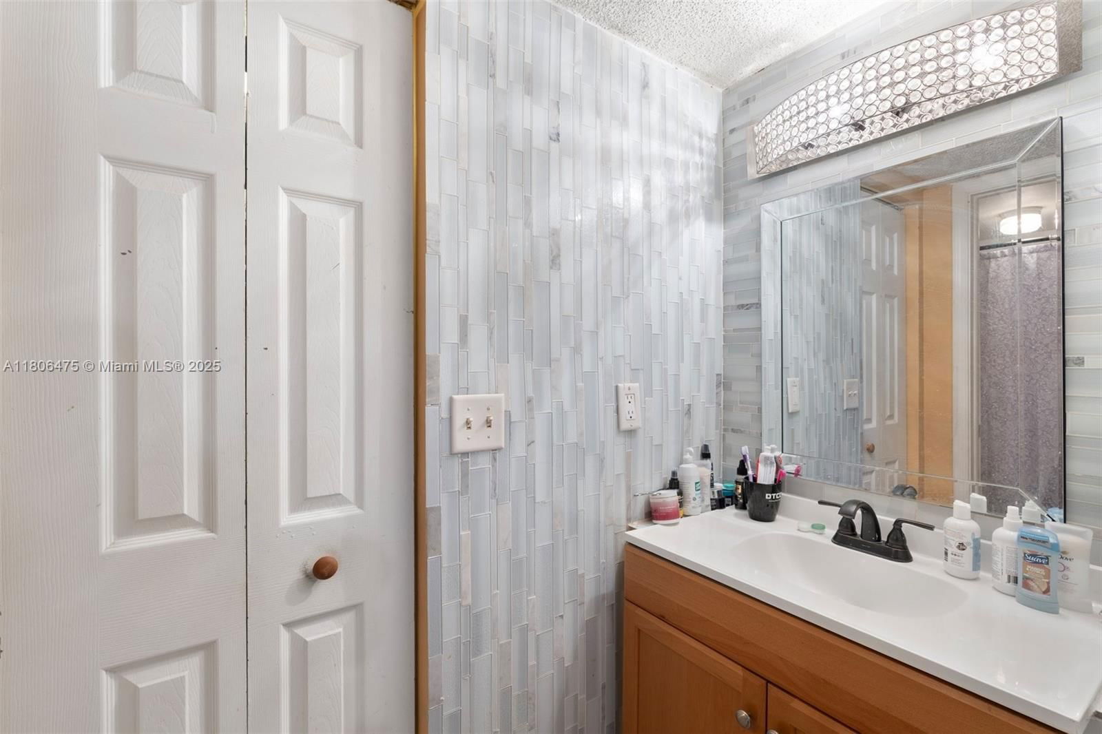 Real estate property located at 2401 56th Ave #3-202, Broward, Villas At Circles Edge Co, Lauderhill, FL
