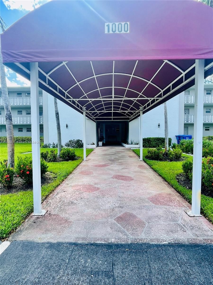 Real estate property located at 1000 Hillcrest CT. #111, Broward, Hillcrest No 4 Condo, Hollywood, FL