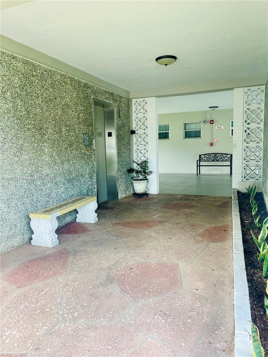 Real estate property located at 1000 Hillcrest CT. #111, Broward, Hillcrest No 4 Condo, Hollywood, FL