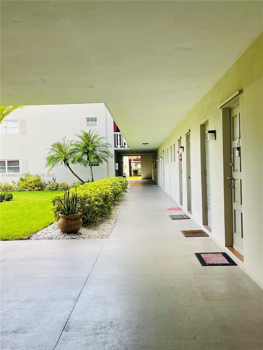 Real estate property located at 1000 Hillcrest CT. #111, Broward, Hillcrest No 4 Condo, Hollywood, FL