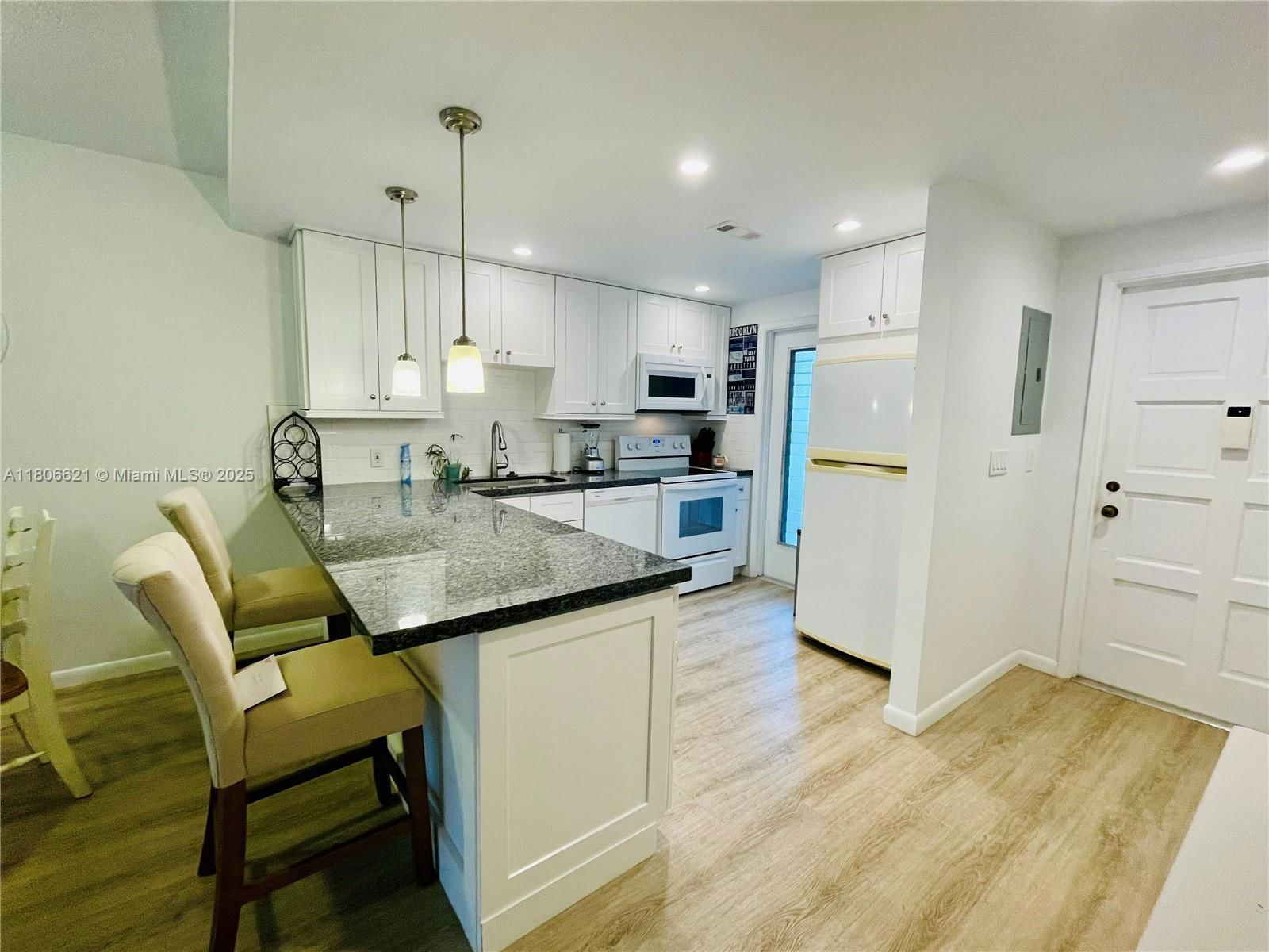 Real estate property located at 1000 Hillcrest CT. #111, Broward, Hillcrest No 4 Condo, Hollywood, FL