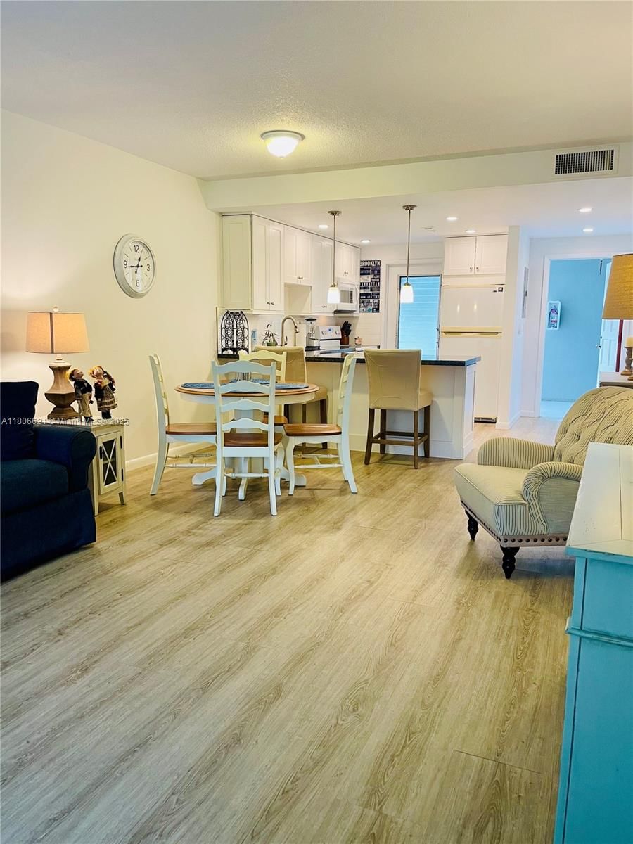Real estate property located at 1000 Hillcrest CT. #111, Broward, Hillcrest No 4 Condo, Hollywood, FL