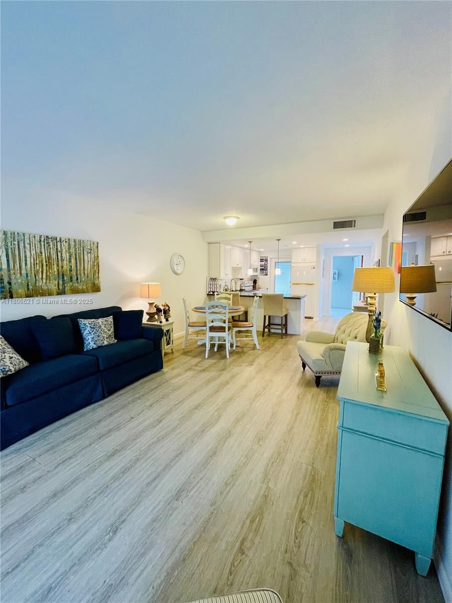 Real estate property located at 1000 Hillcrest CT. #111, Broward, Hillcrest No 4 Condo, Hollywood, FL