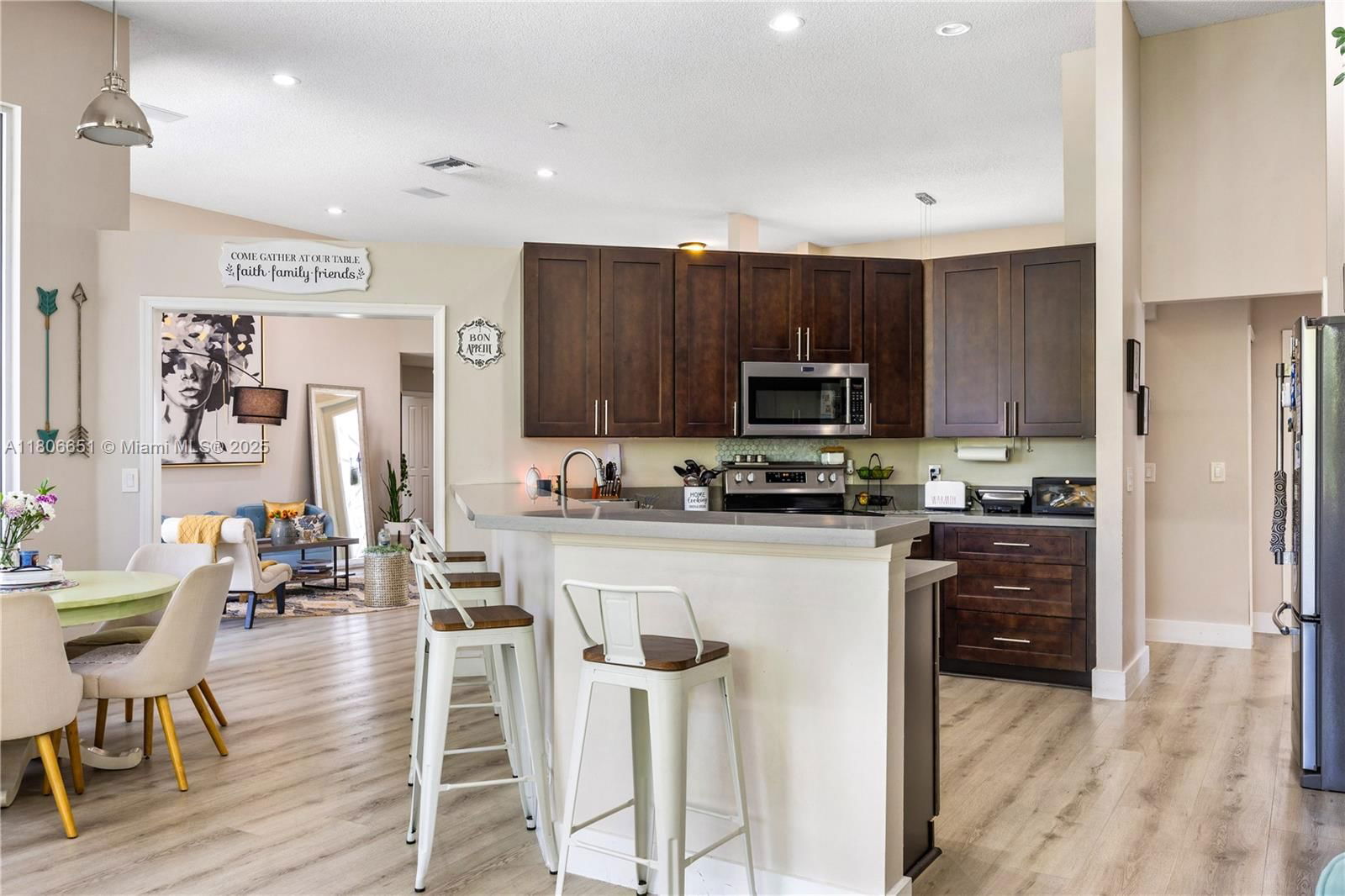 Real estate property located at 2690 Meadowood Dr, Broward, Sector 7 South, Weston, FL