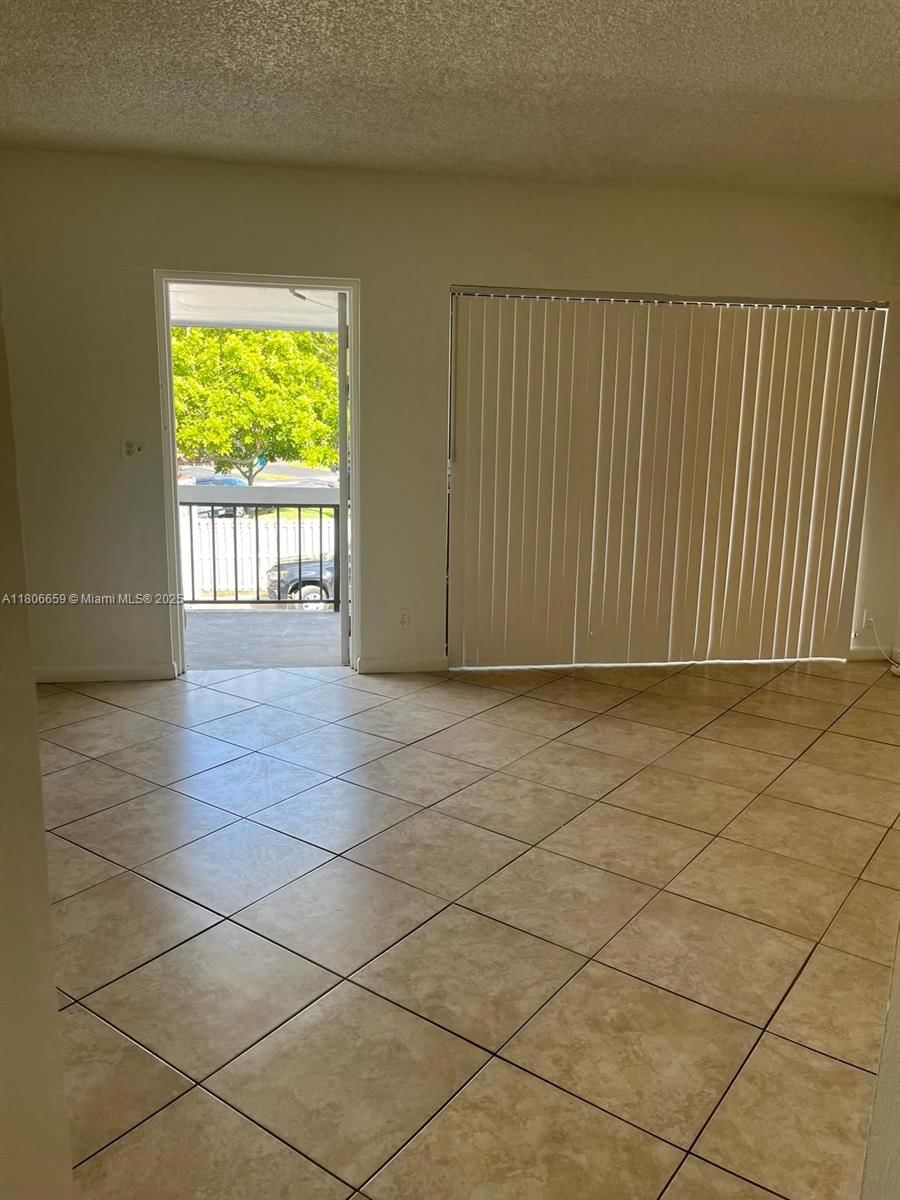 Real estate property located at 4017 University Dr #210, Broward, Sunrise On The Green Cond, Sunrise, FL