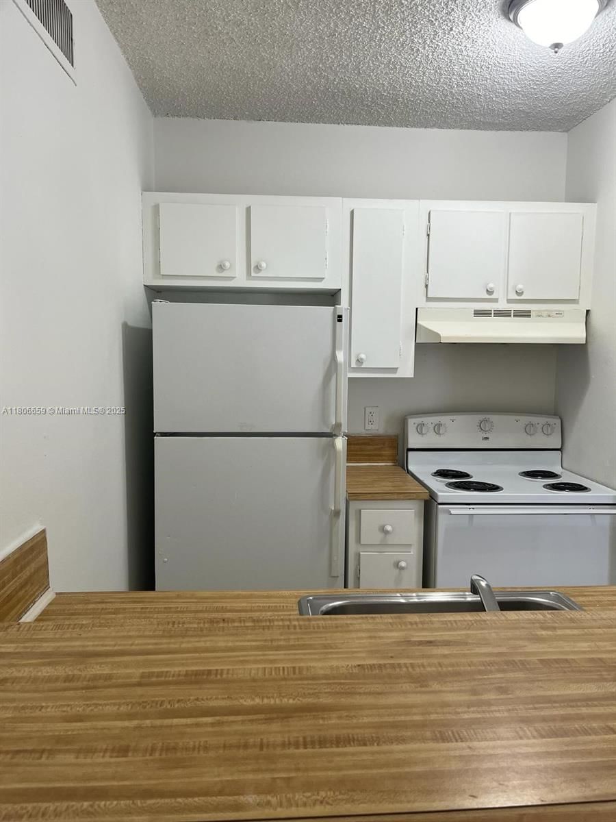 Real estate property located at 4017 University Dr #210, Broward, Sunrise On The Green Cond, Sunrise, FL