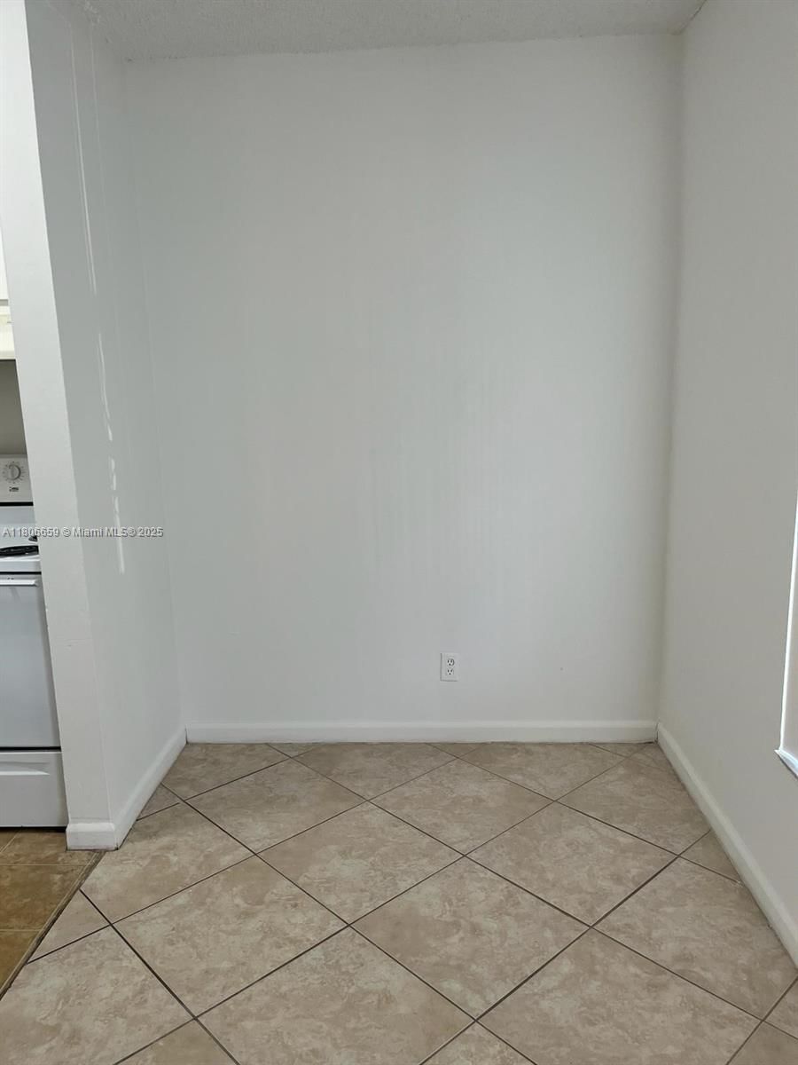 Real estate property located at 4017 University Dr #210, Broward, Sunrise On The Green Cond, Sunrise, FL