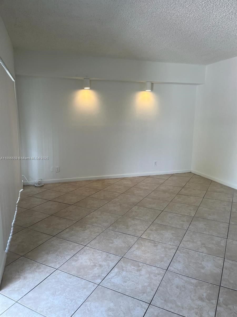 Real estate property located at 4017 University Dr #210, Broward, Sunrise On The Green Cond, Sunrise, FL
