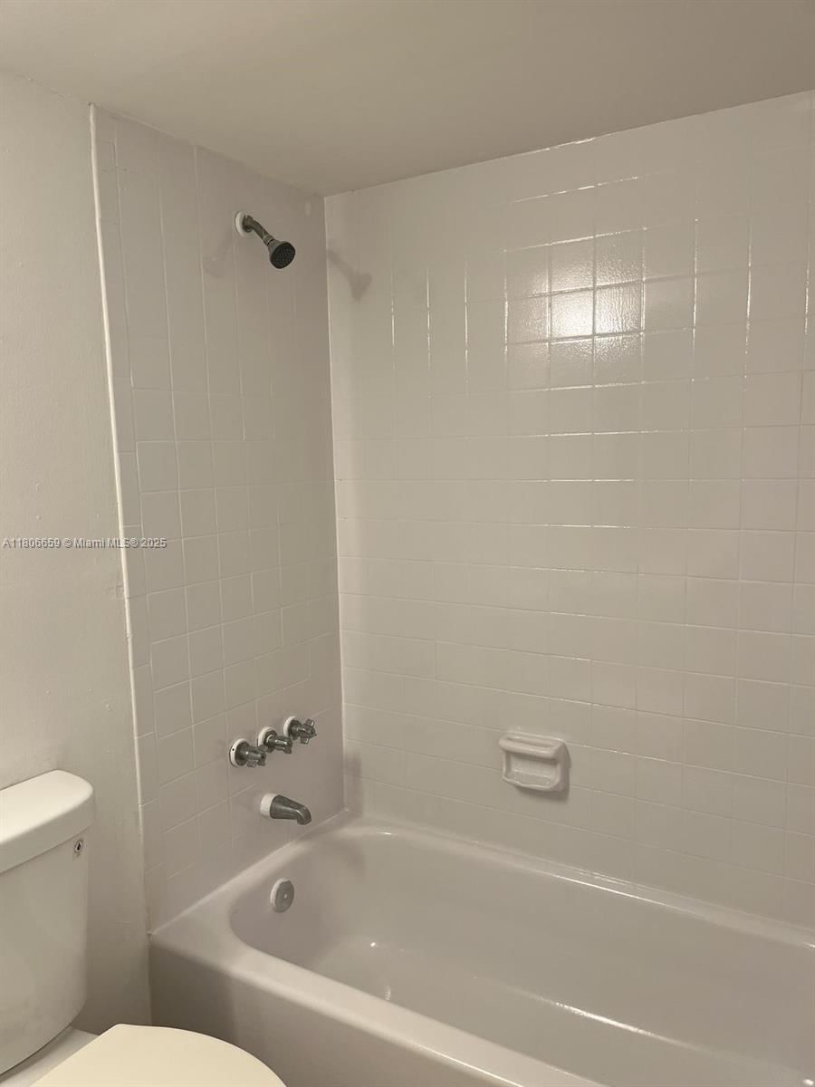 Real estate property located at 4017 University Dr #210, Broward, Sunrise On The Green Cond, Sunrise, FL