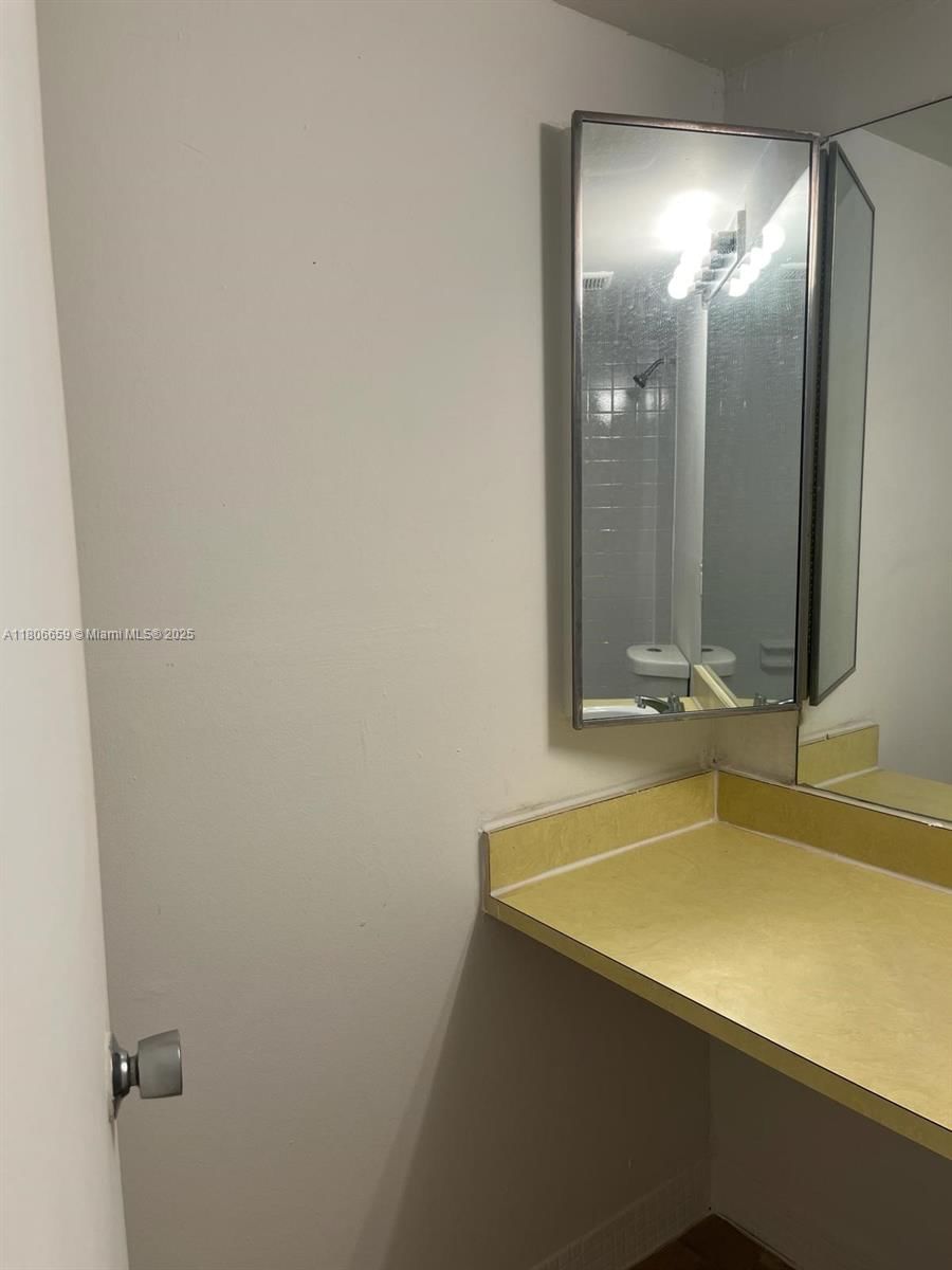 Real estate property located at 4017 University Dr #210, Broward, Sunrise On The Green Cond, Sunrise, FL