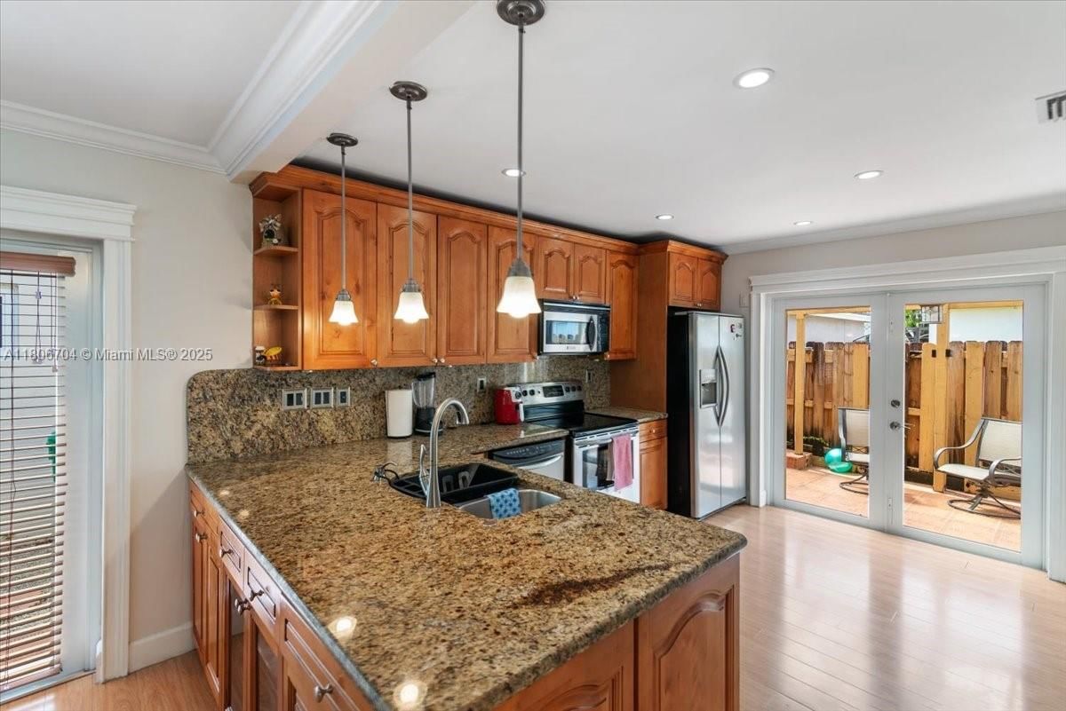 Real estate property located at 10120 57th St, Miami-dade, Patio Homes Of Doral Pine, Doral, FL