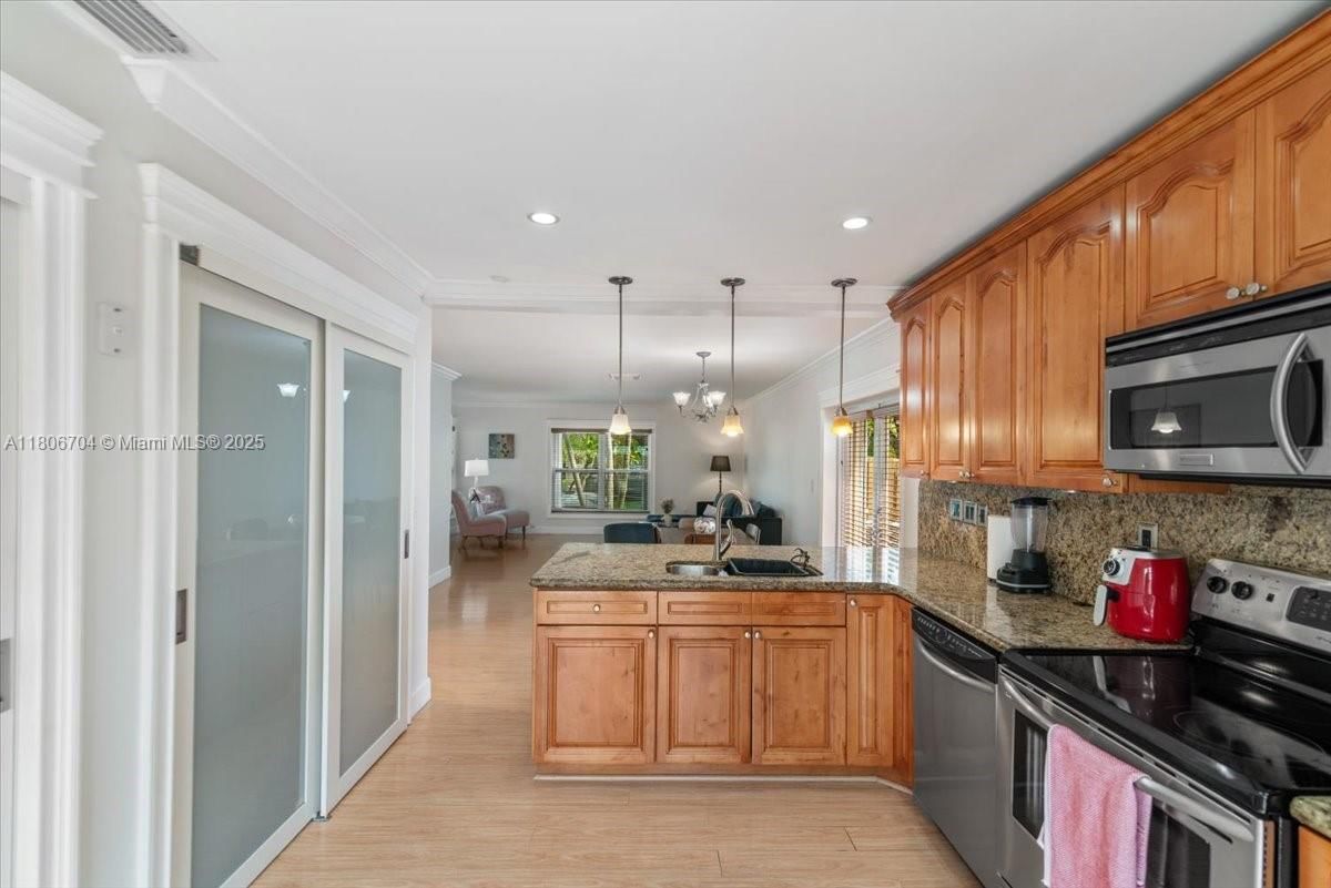 Real estate property located at 10120 57th St, Miami-dade, Patio Homes Of Doral Pine, Doral, FL