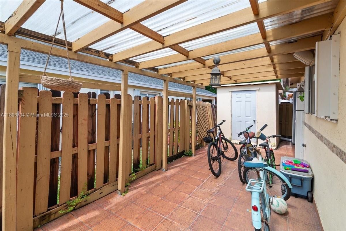 Real estate property located at 10120 57th St, Miami-dade, Patio Homes Of Doral Pine, Doral, FL