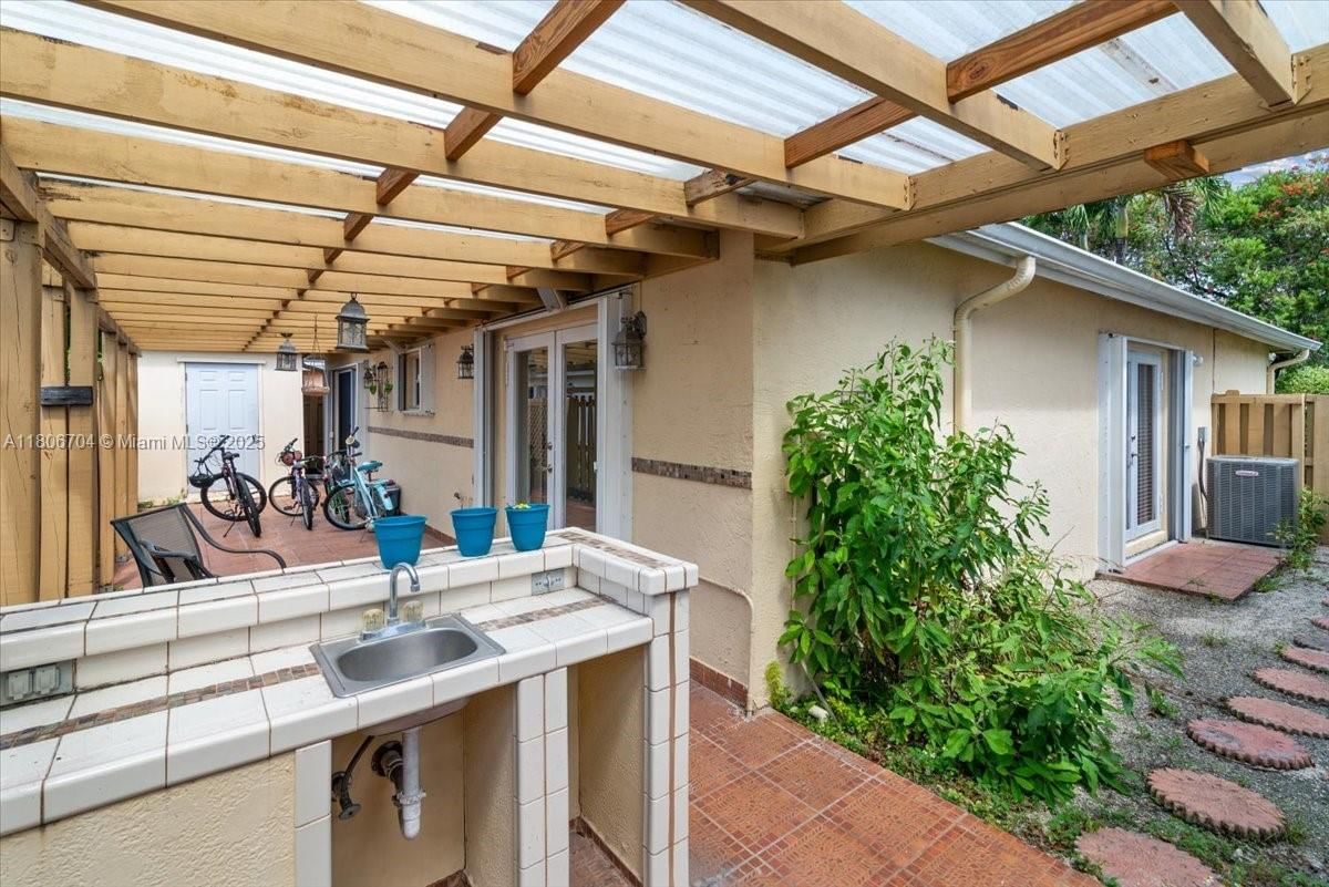 Real estate property located at 10120 57th St, Miami-dade, Patio Homes Of Doral Pine, Doral, FL