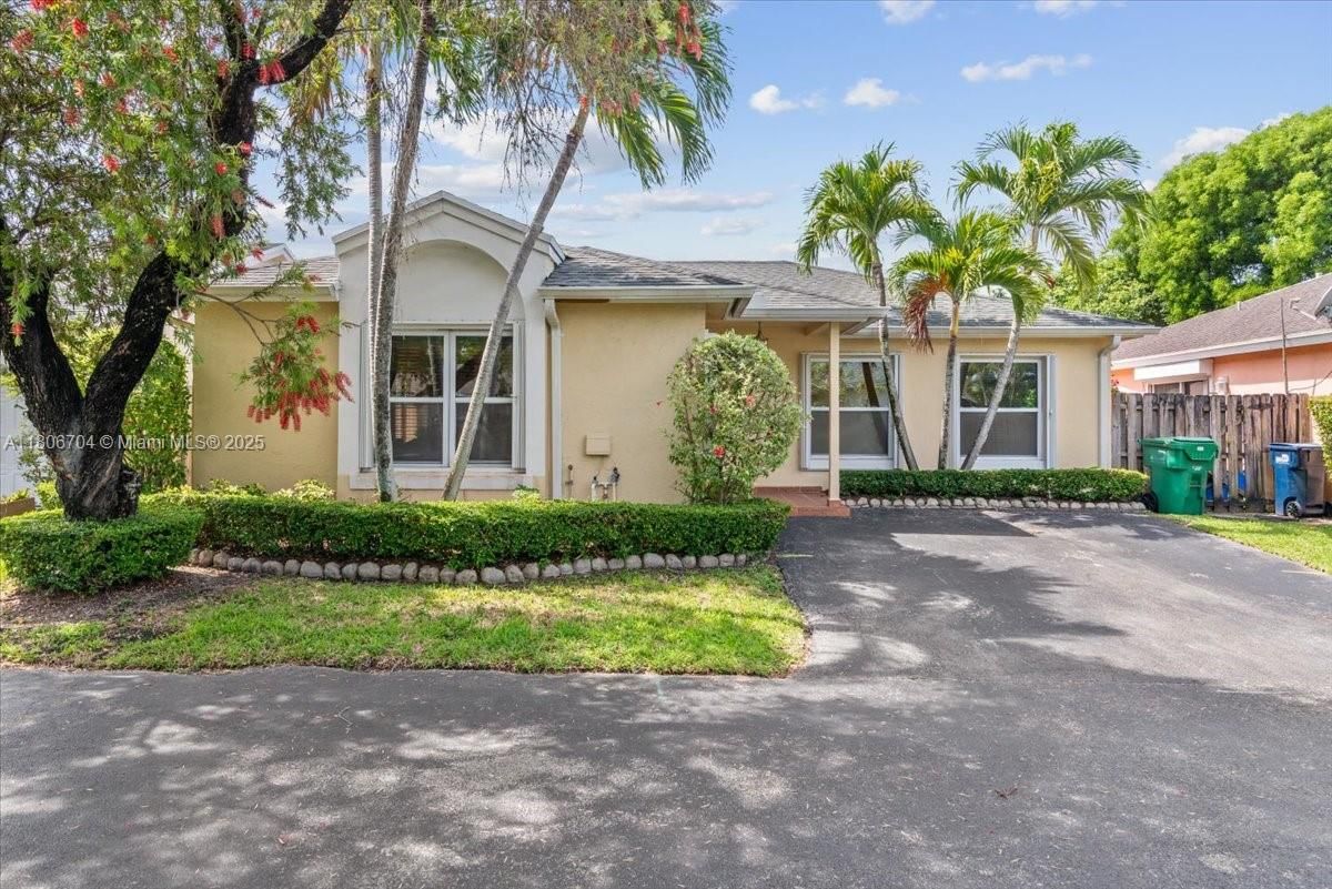 Real estate property located at 10120 57th St, Miami-dade, Patio Homes Of Doral Pine, Doral, FL