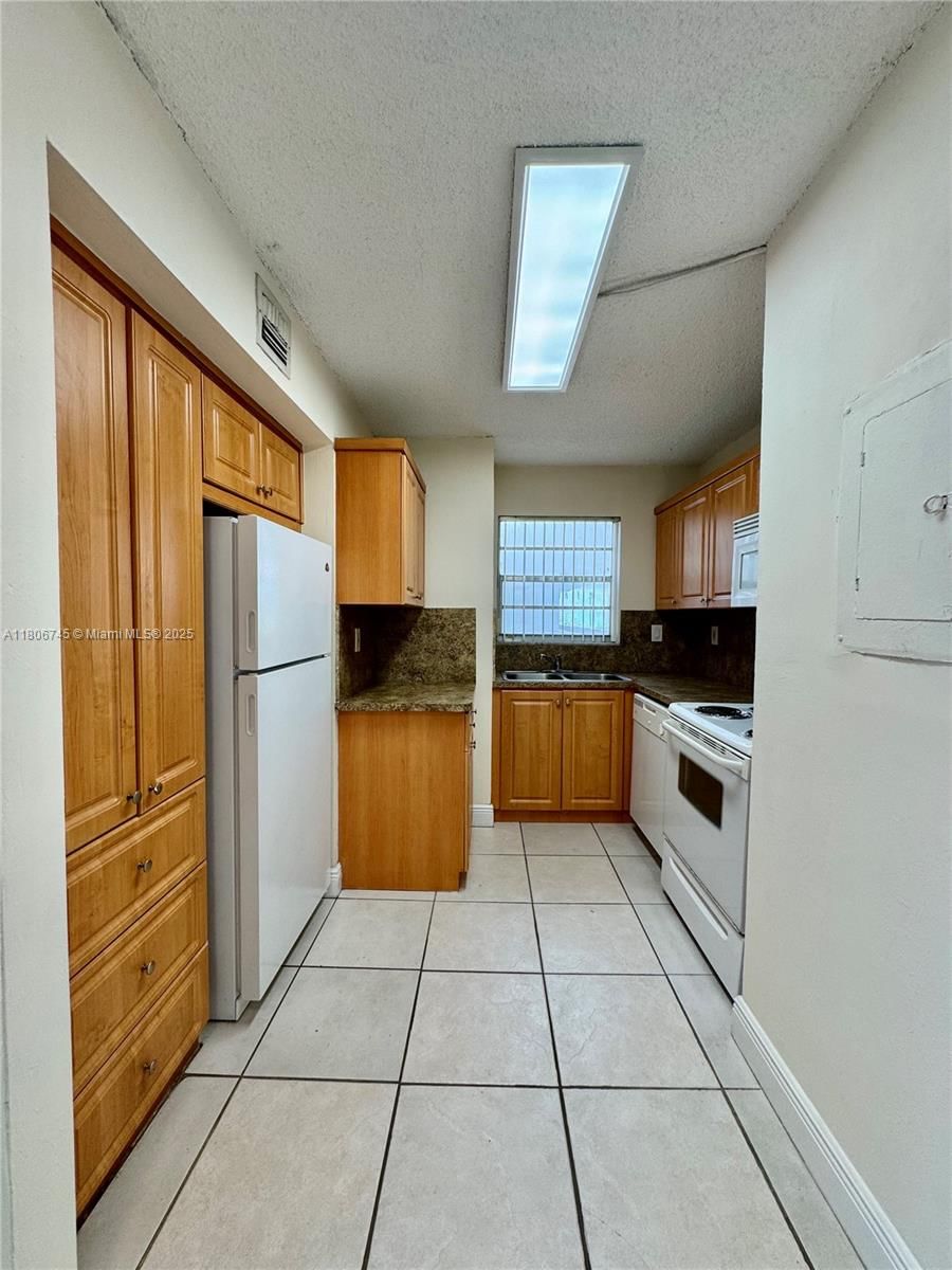 Real estate property located at 8810 Fontainebleau Blvd #318, Miami-dade, San Marco Condo, Miami, FL