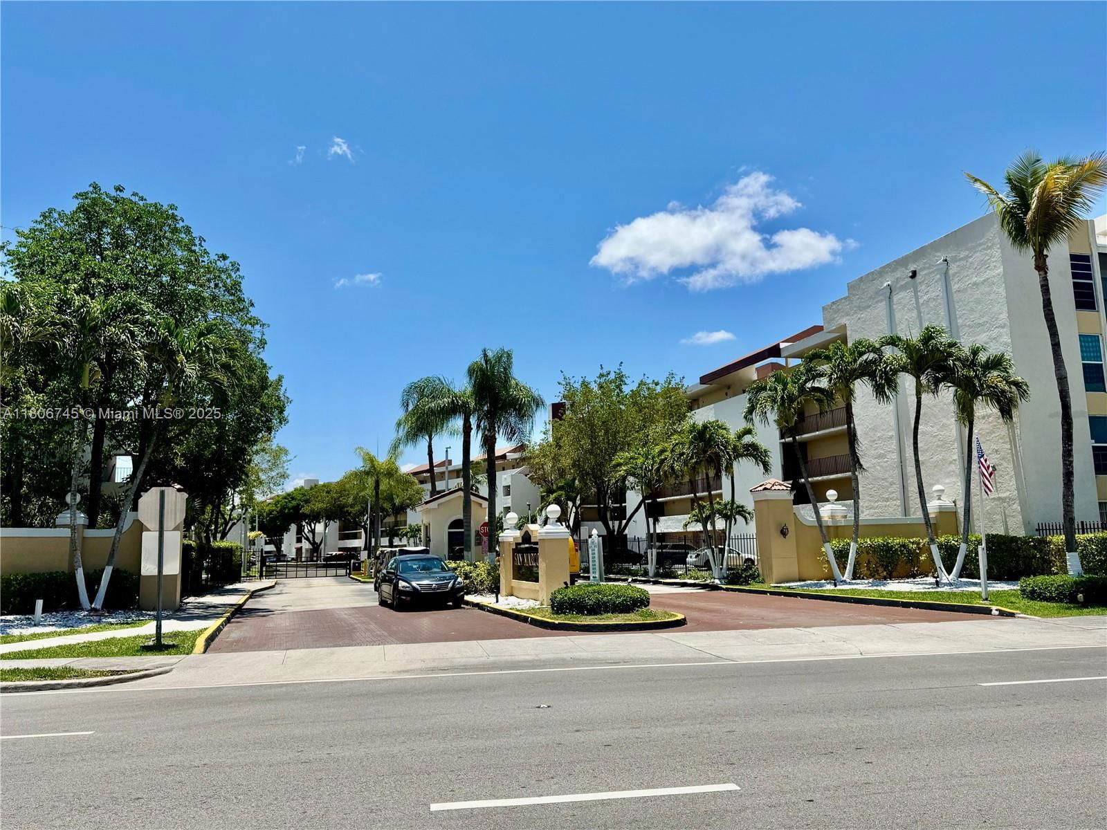 Real estate property located at 8810 Fontainebleau Blvd #318, Miami-dade, San Marco Condo, Miami, FL