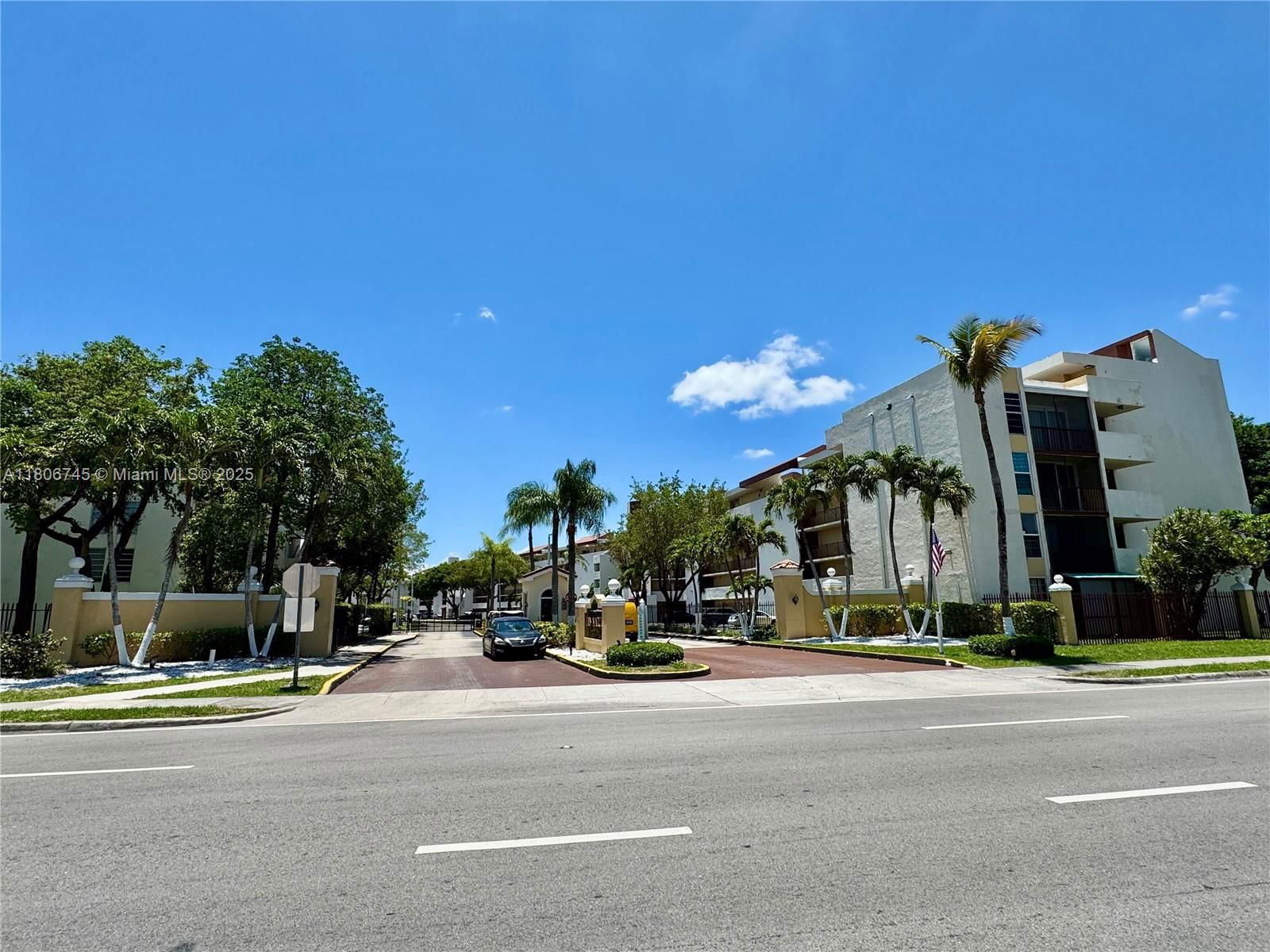 Real estate property located at 8810 Fontainebleau Blvd #318, Miami-dade, San Marco Condo, Miami, FL
