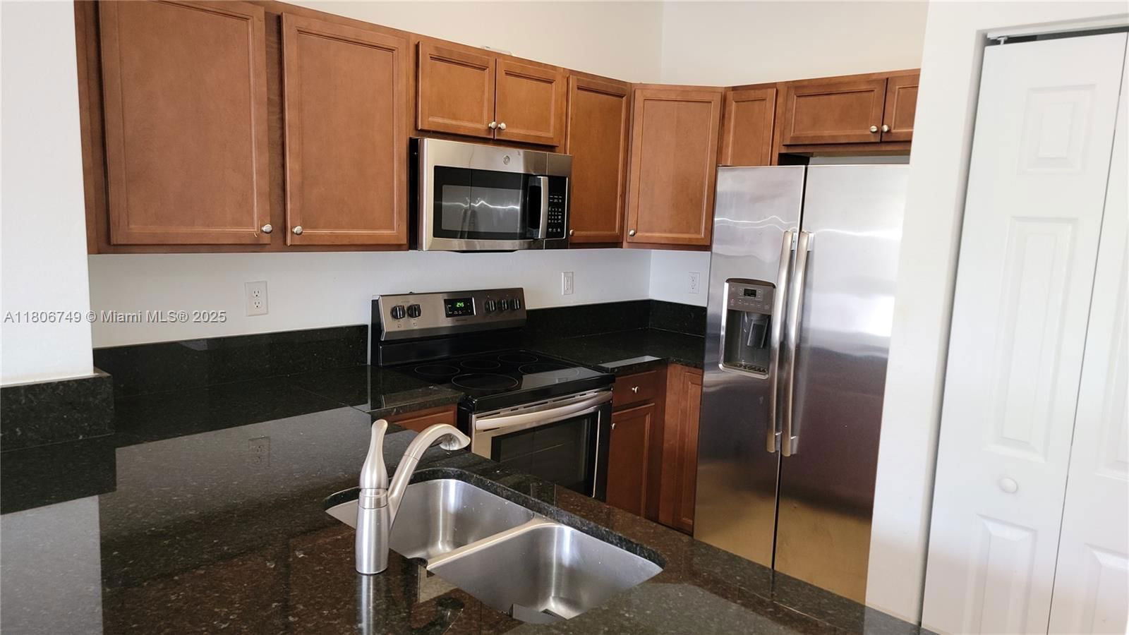 Real estate property located at 2819 1st Dr, Miami-dade, Fiji Condo No 1, Homestead, FL