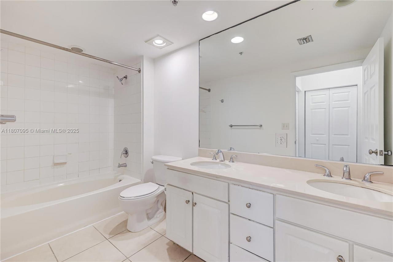 Real estate property located at 2000 Bayshore Dr #228, Miami-dade, Cite Condo, Miami, FL