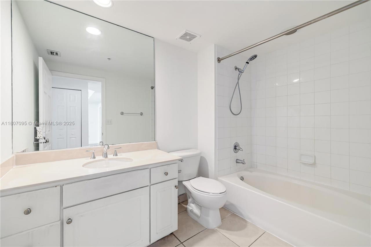 Real estate property located at 2000 Bayshore Dr #228, Miami-dade, Cite Condo, Miami, FL