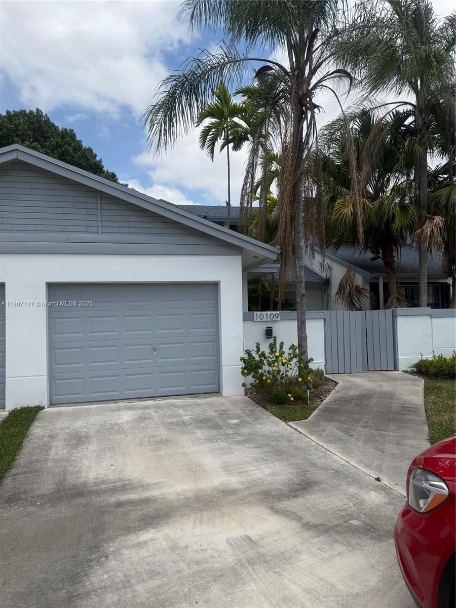 Real estate property located at 10109 52nd Ter, Miami-dade, Townhomes Of Doral Oaks, Doral, FL