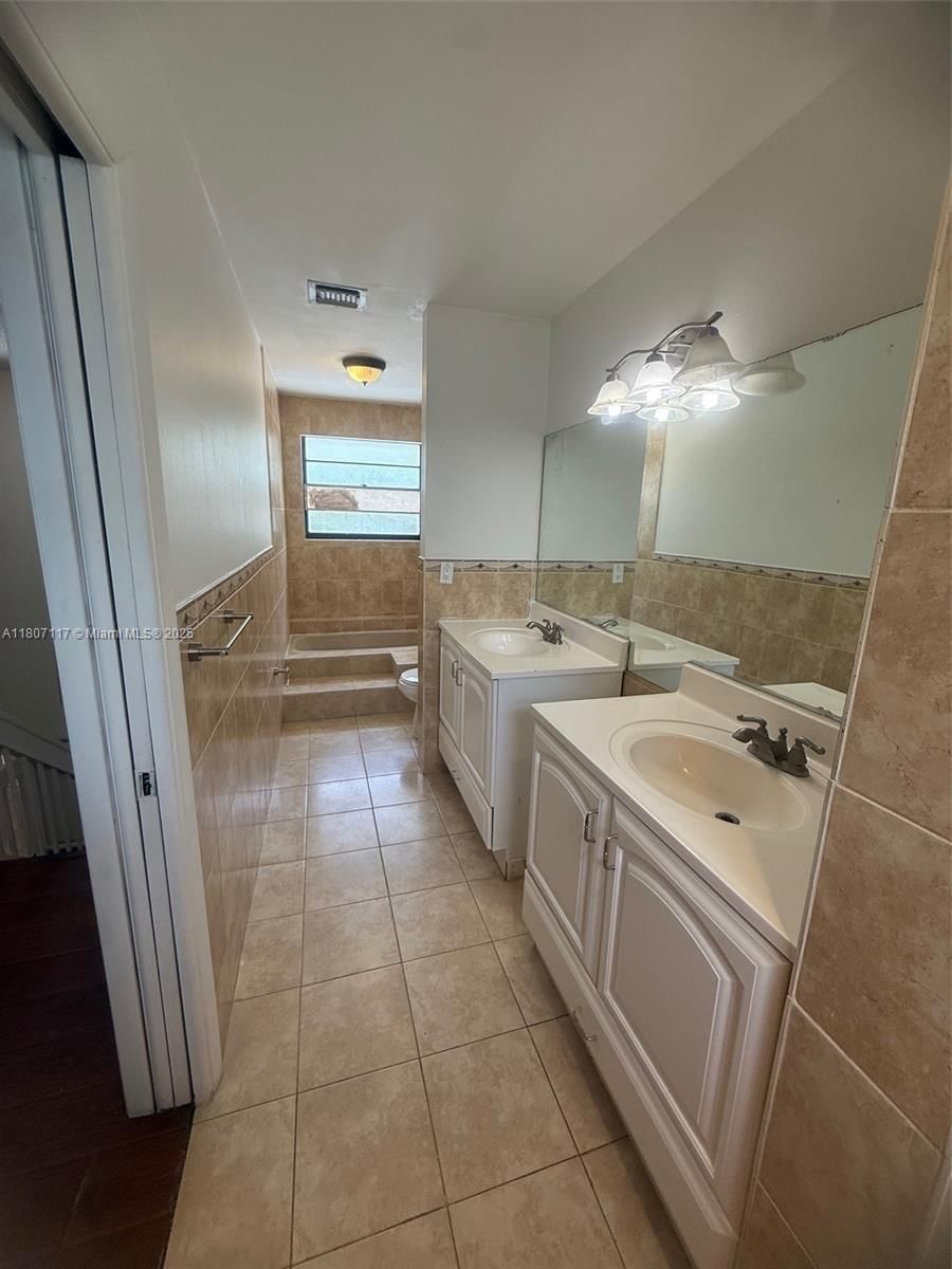 Real estate property located at 10109 52nd Ter, Miami-dade, Townhomes Of Doral Oaks, Doral, FL