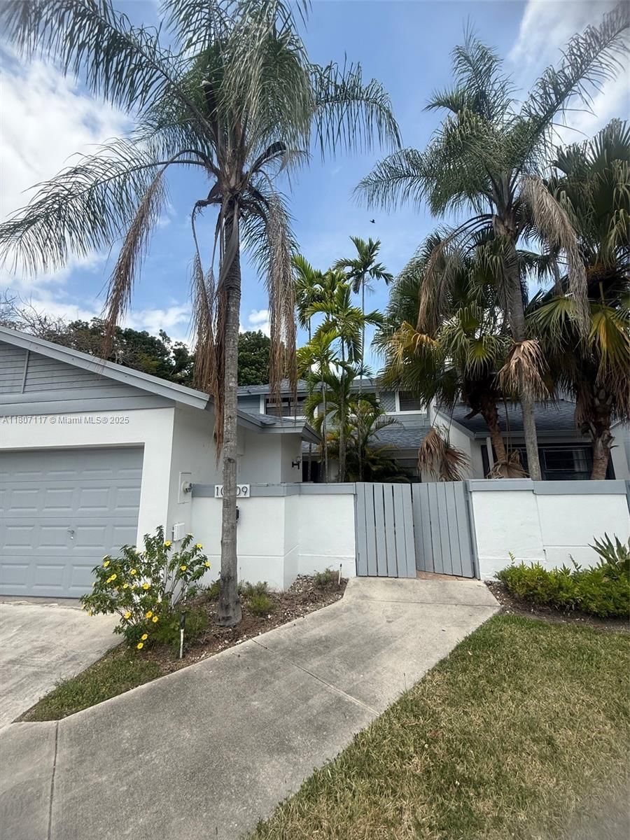 Real estate property located at 10109 52nd Ter, Miami-dade, Townhomes Of Doral Oaks, Doral, FL