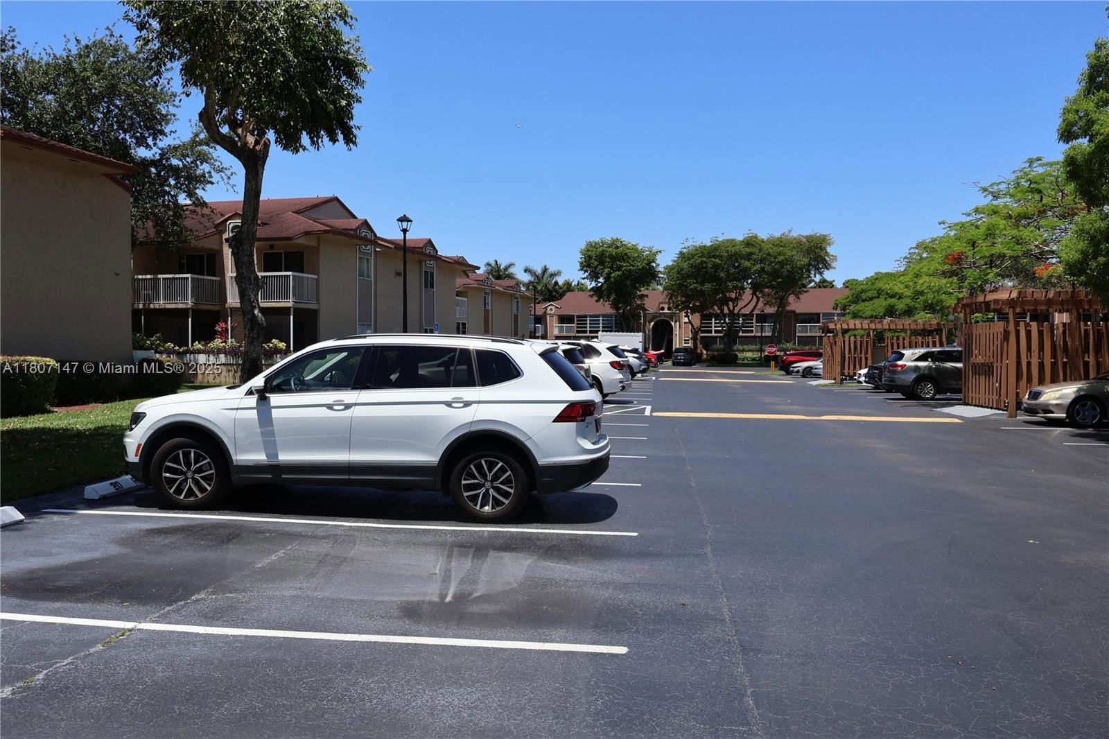 Real estate property located at 4680 102nd Ave #202-20, Miami-dade, Doral Pk Co Club Villas C, Doral, FL