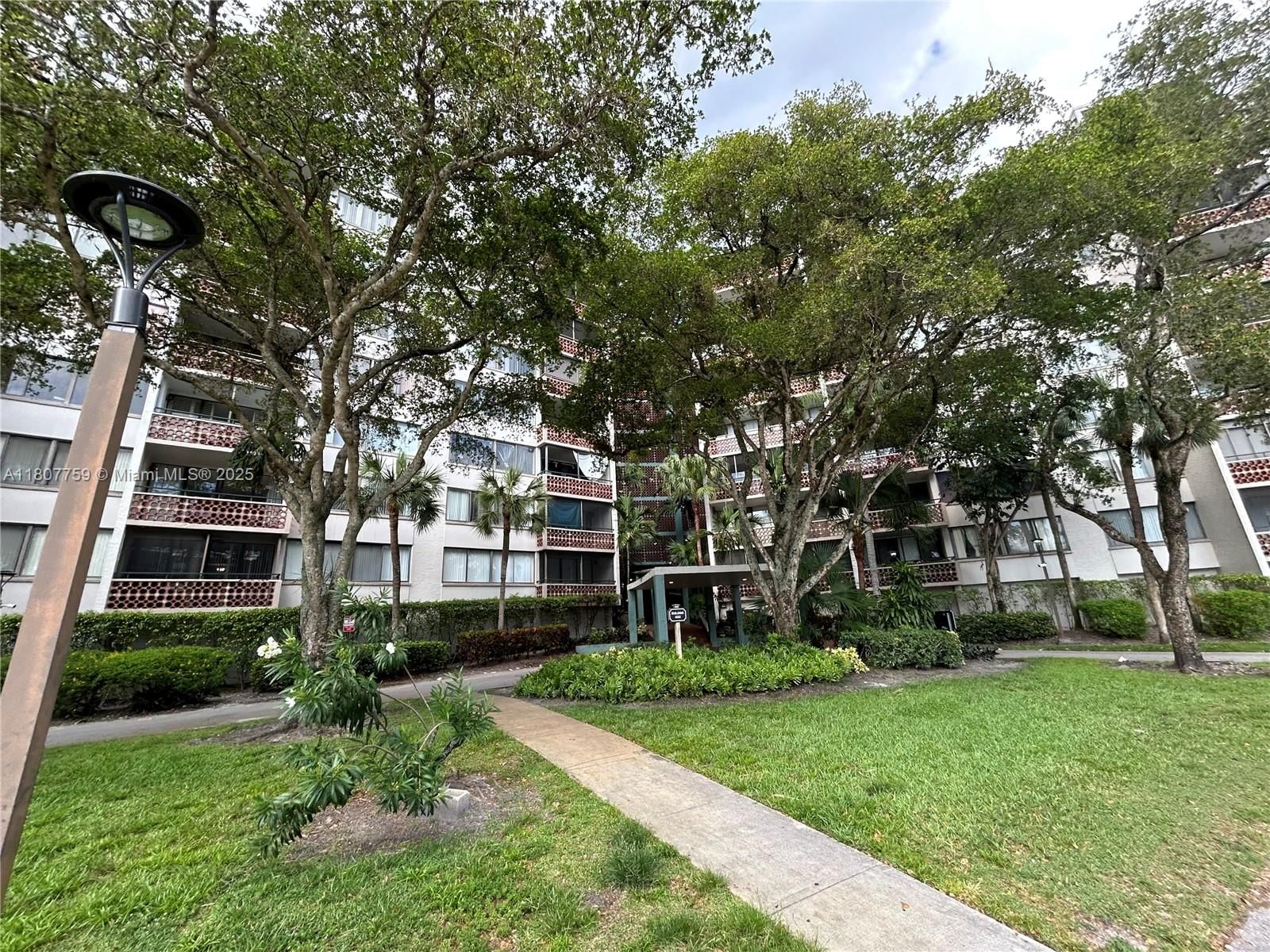 Real estate property located at 4222 Inverrary Blvd #4211, Broward, Inverrary Gardens Condo I, Lauderhill, FL