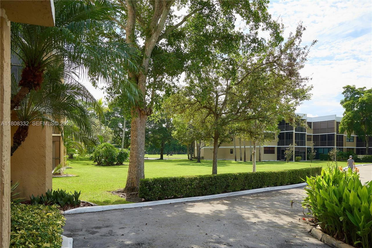 Real estate property located at 16175 Golf Club Rd #308, Broward, Bldg 5 Of Country Club Ap, Weston, FL