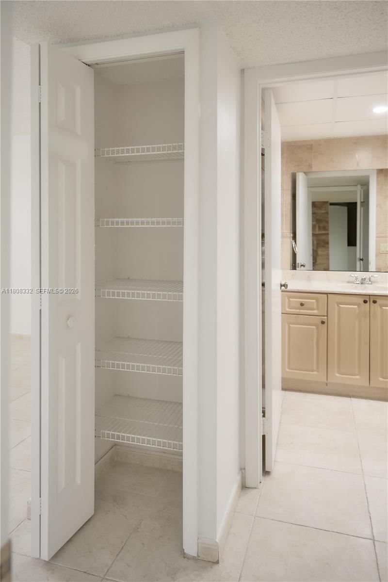 Real estate property located at 16175 Golf Club Rd #308, Broward, Bldg 5 Of Country Club Ap, Weston, FL