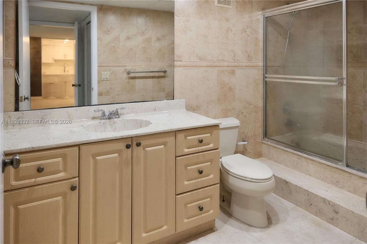 Real estate property located at 16175 Golf Club Rd #308, Broward, Bldg 5 Of Country Club Ap, Weston, FL