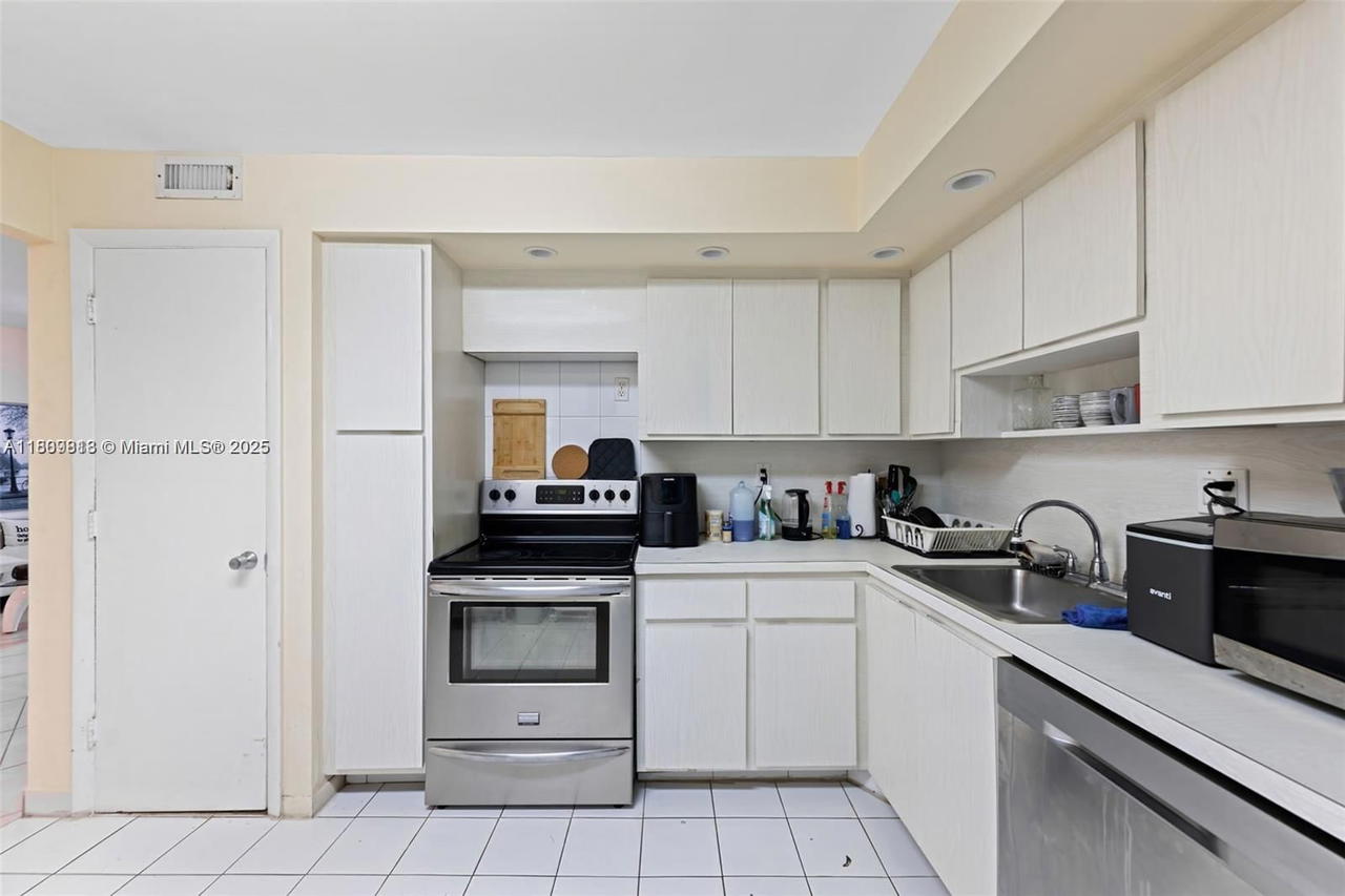 Real estate property located at 3161 OCEAN DR #607, Broward, Clifton Condo, Hallandale Beach, FL