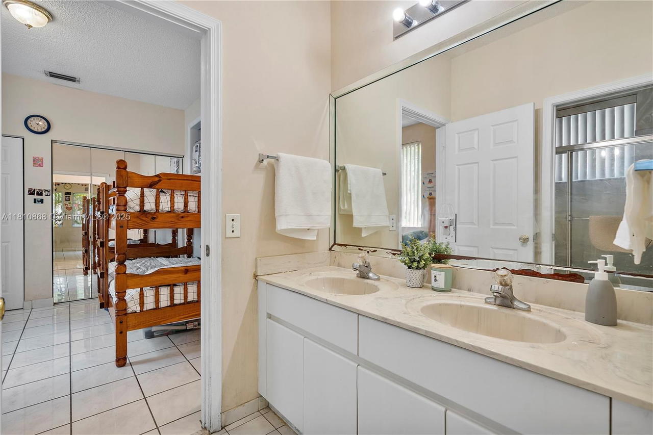 Real estate property located at 1357 Camellia Ln, Broward, Sector 6 East, Weston, FL
