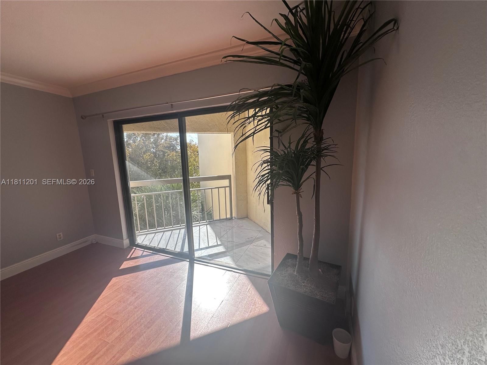 Real estate property located at 8290 Lake Dr #502, Miami-dade, Las Vistas At Doral Condo, Doral, FL