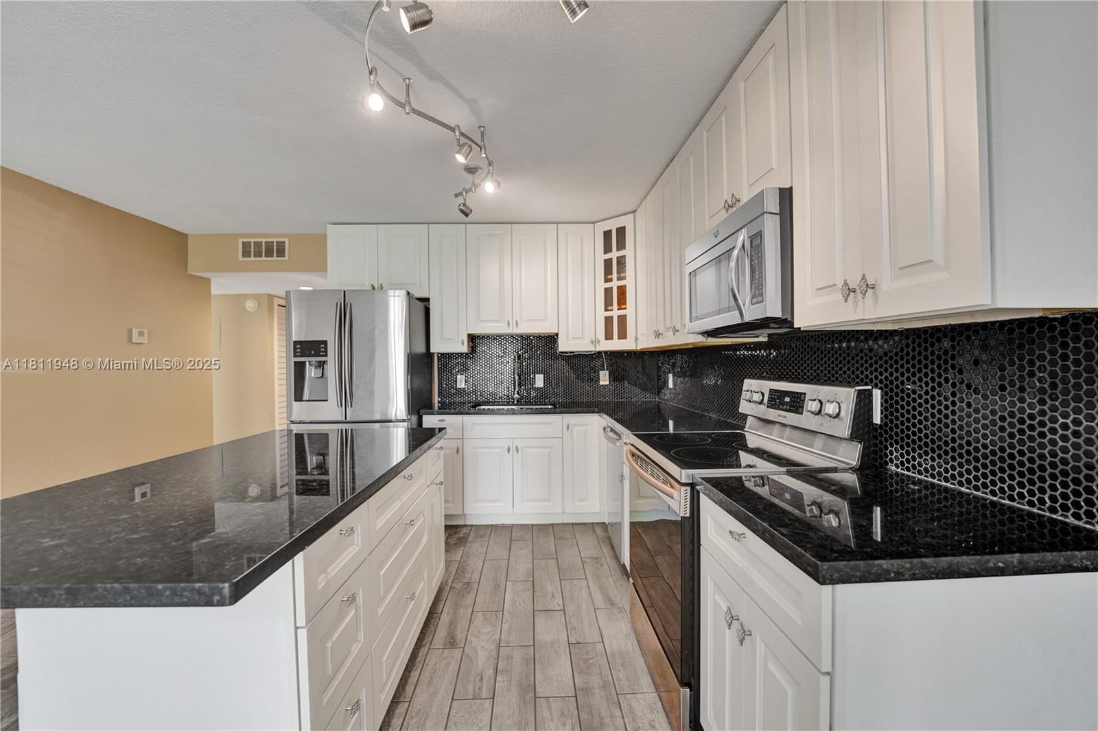 Real estate property located at 304 Racquet Club Rd #105, Broward, Gardens Of Bonaventure 11, Weston, FL