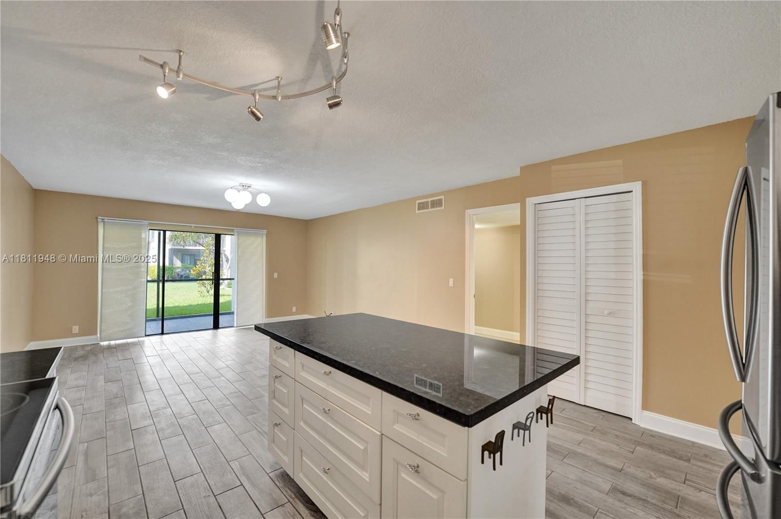 Real estate property located at 304 Racquet Club Rd #105, Broward, Gardens Of Bonaventure 11, Weston, FL