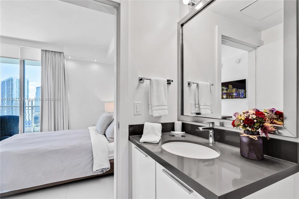Real estate property located at 90 3rd St #2513, Miami-dade, Ivy Condo, Miami, FL