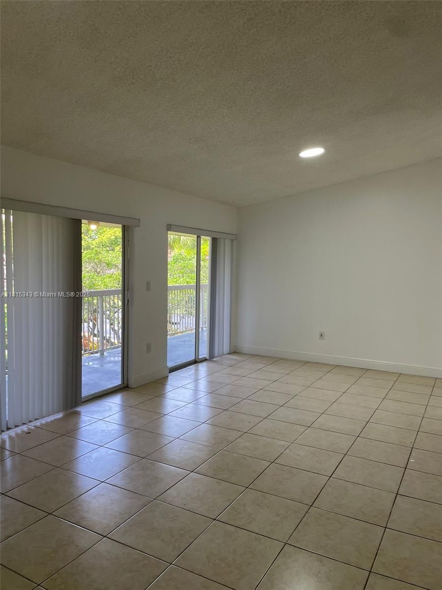 Real estate property located at 4800 102nd Ave #203-10, Miami-dade, Doral Pk Country Cl Villa, Doral, FL