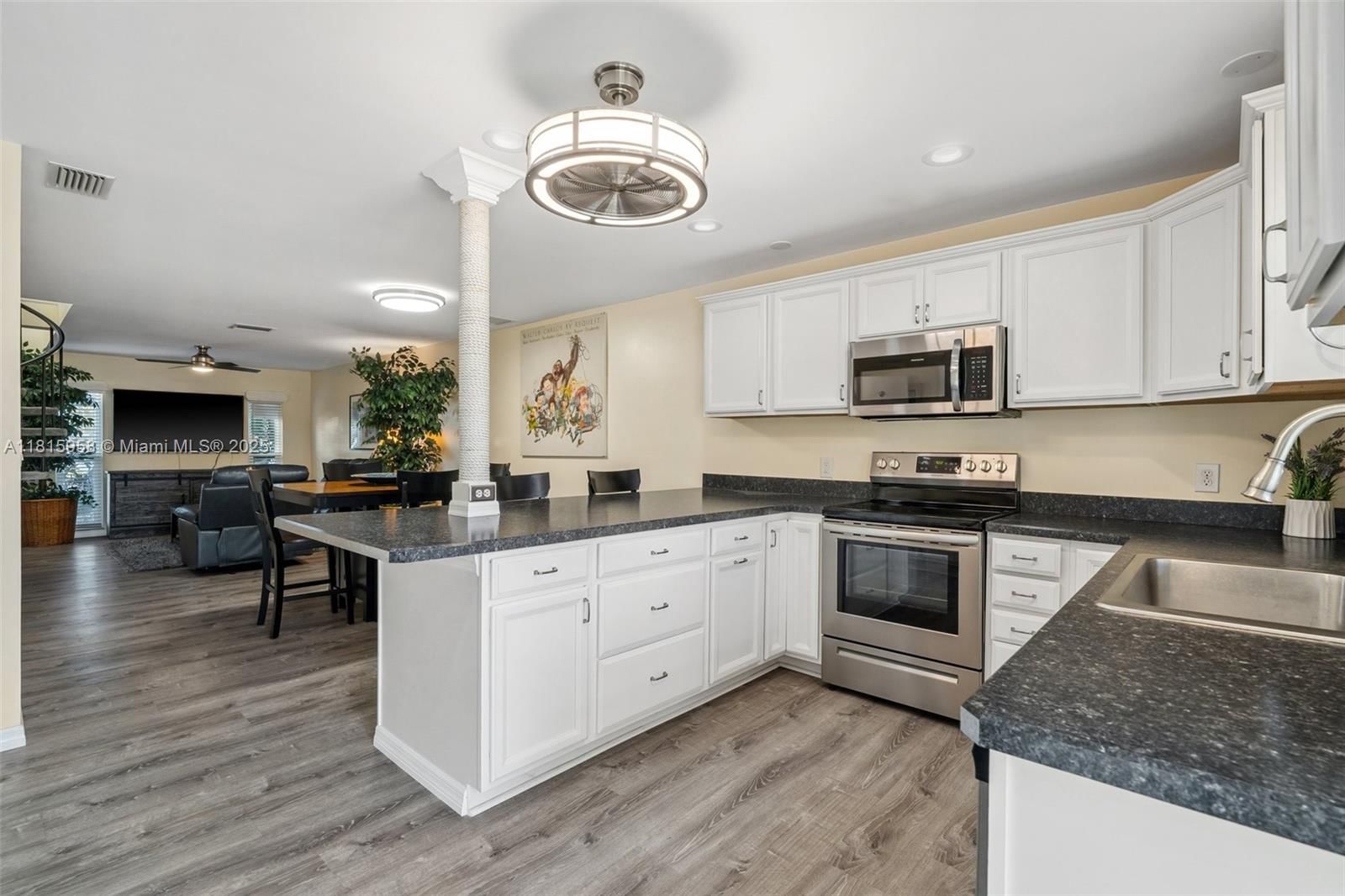 Real estate property located at 4803 SW Santa Barbara CT #5, Lee, Pkwy Place Condo, Cape Coral, FL