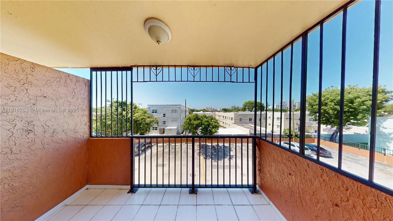 Real estate property located at 677 9th Ave #309, Miami-dade, Vista Alegre Condo, Miami, FL